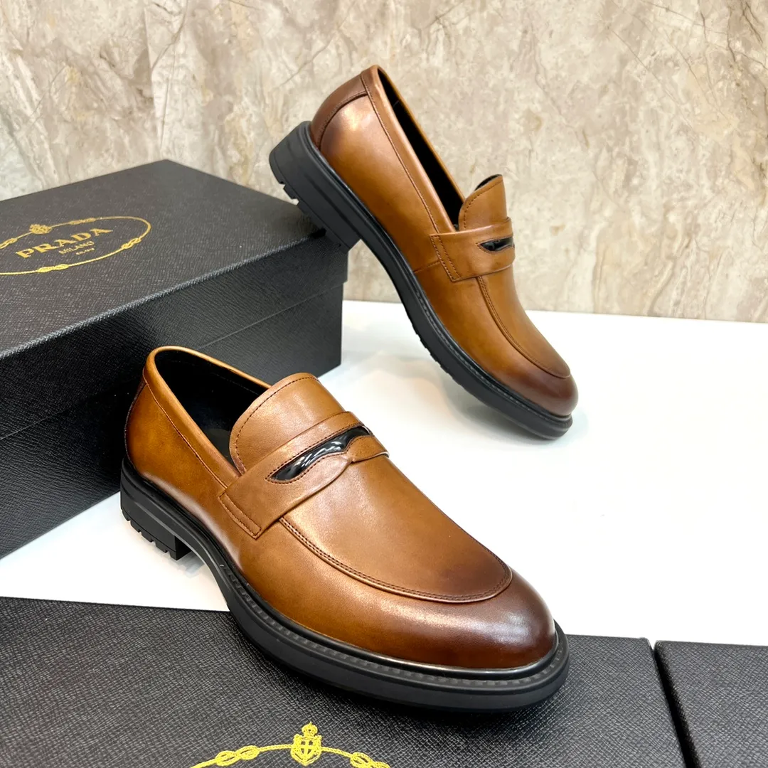Original order quality: P580 Brand: PRADA (Prada) Standard code: Men's size 38/44 (45 can be customized) Grade: Same style as the official website High-quality men's shoes Material: Original cowhide Water-dyed cowhide lining Rubber outsole Style categories: Men's fashionable formal leather shoes Slip-on men's shoes series Young fashion European and American trends British style Top luxury Color: Actual picture